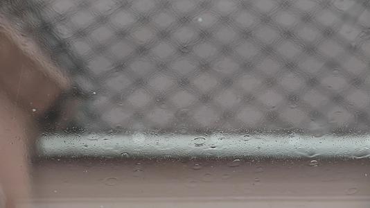 下雨天窗户上的雨滴视频的预览图