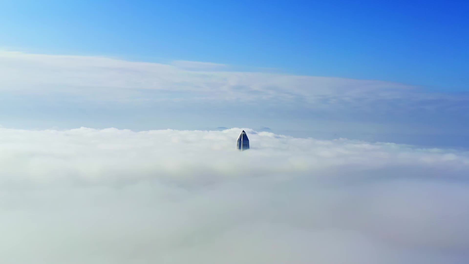 深圳平安大厦城市地标航拍云雾视频的预览图