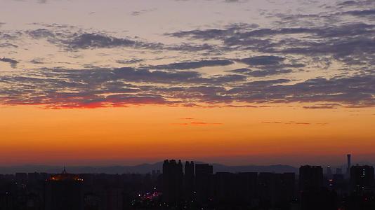城市日出延时清晨黎明东方红太阳升朝霞视频的预览图