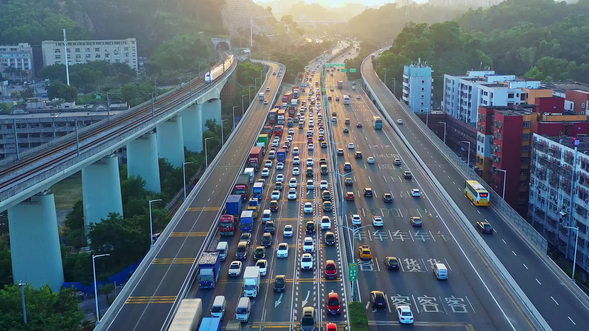 深圳龙景立交车流高铁航拍视频的预览图