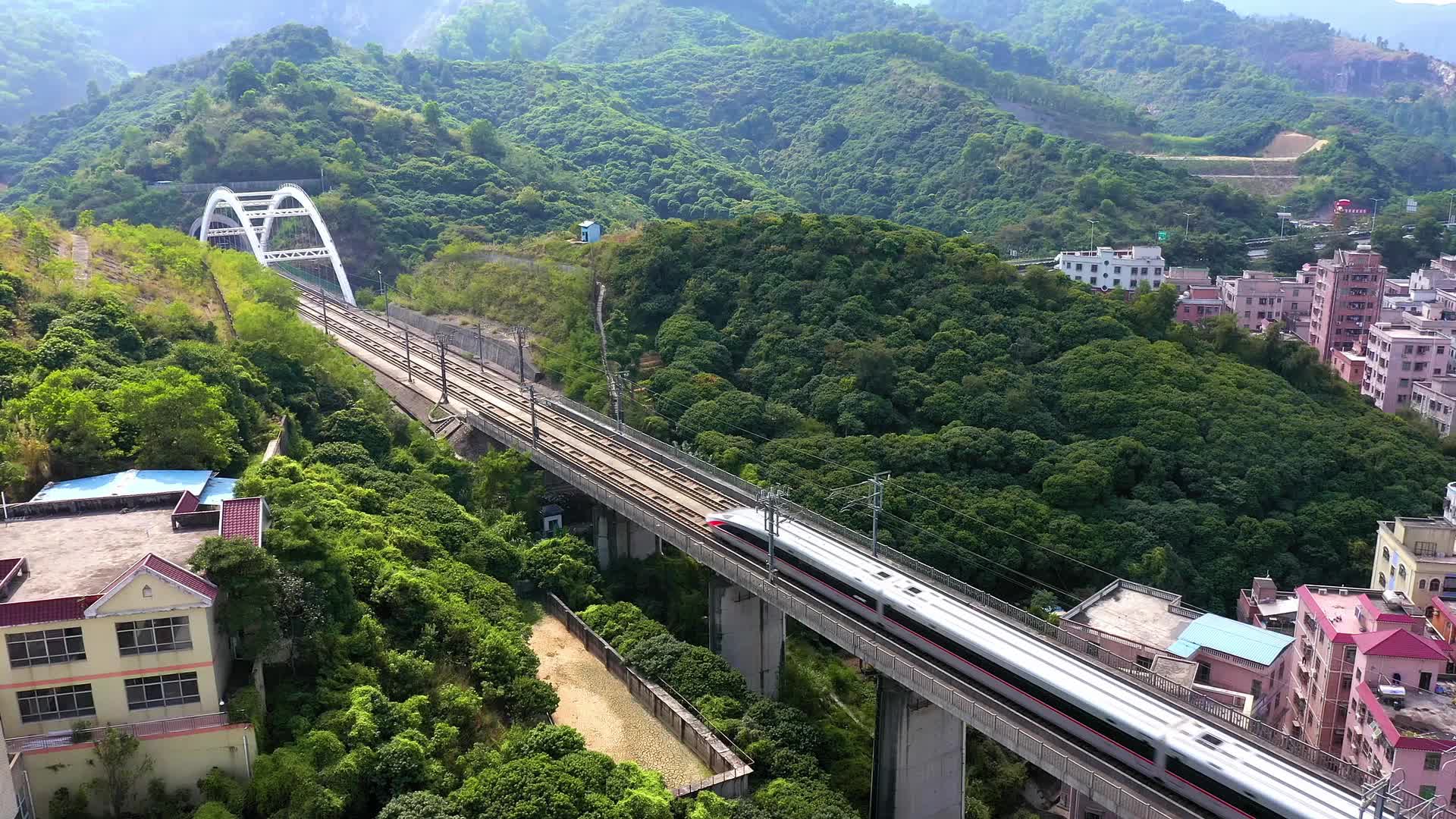深圳高铁复兴号飞驰而过航拍视频的预览图