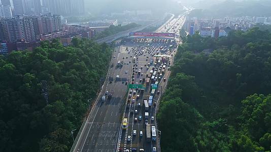 深圳龙景立交高速路口车流航拍视频的预览图