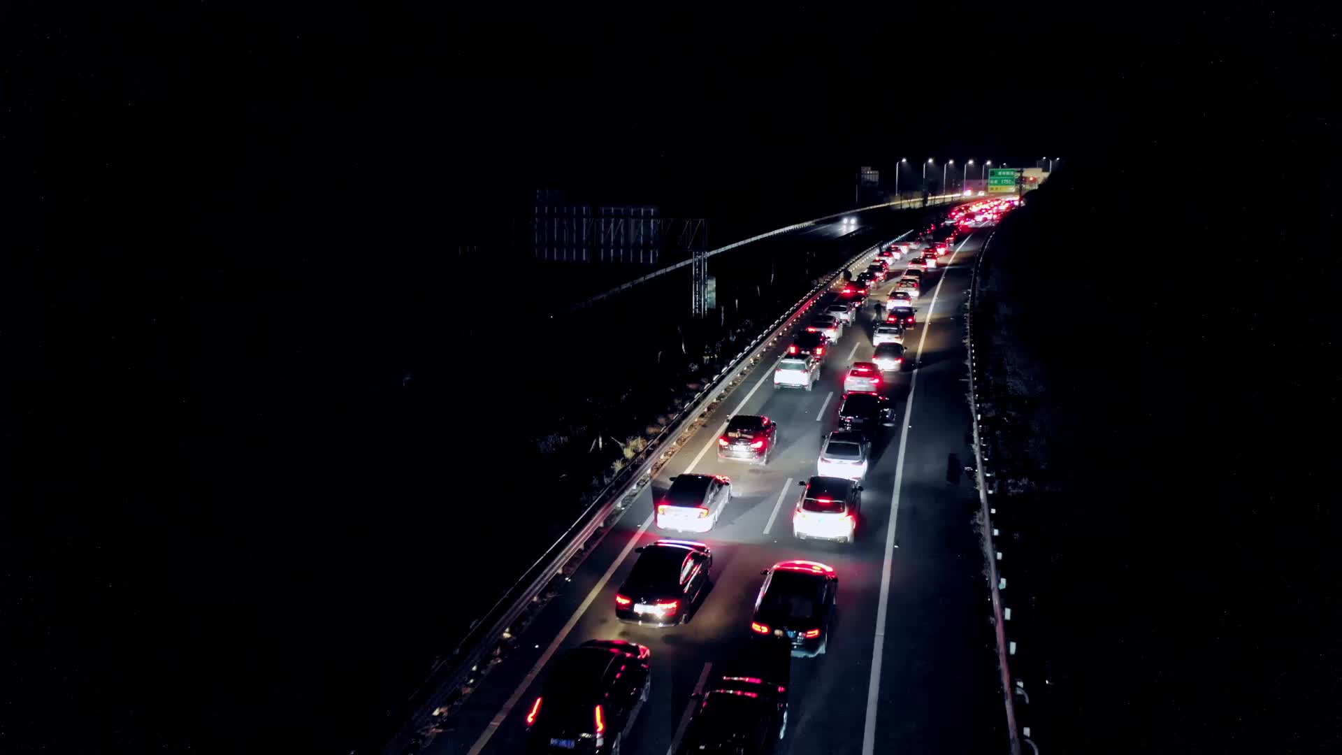 夜景高速春运堵车视频视频的预览图
