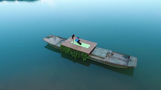 万绿湖湖中做瑜伽视频的预览图