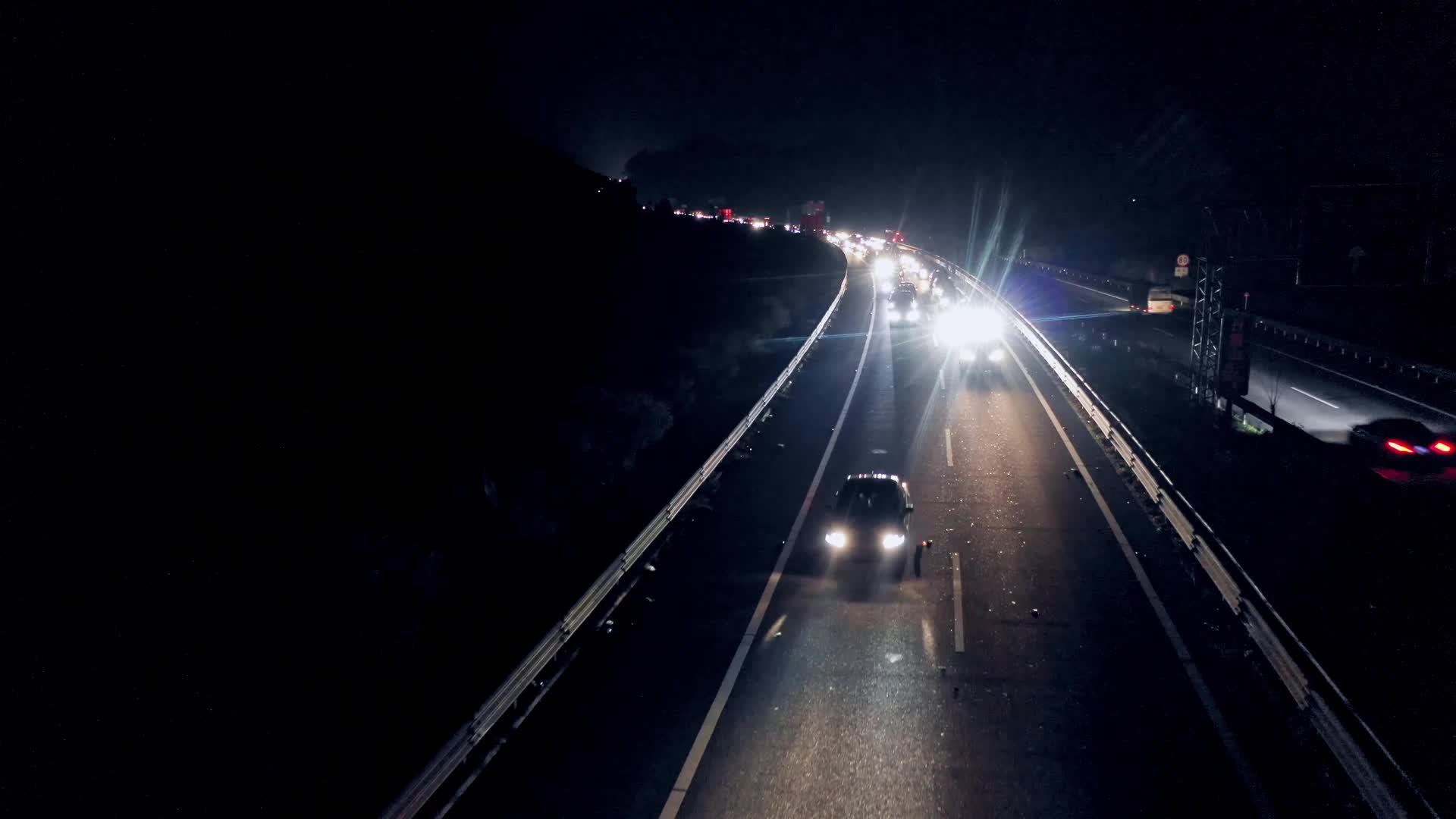 夜景高速春运堵车视频视频的预览图
