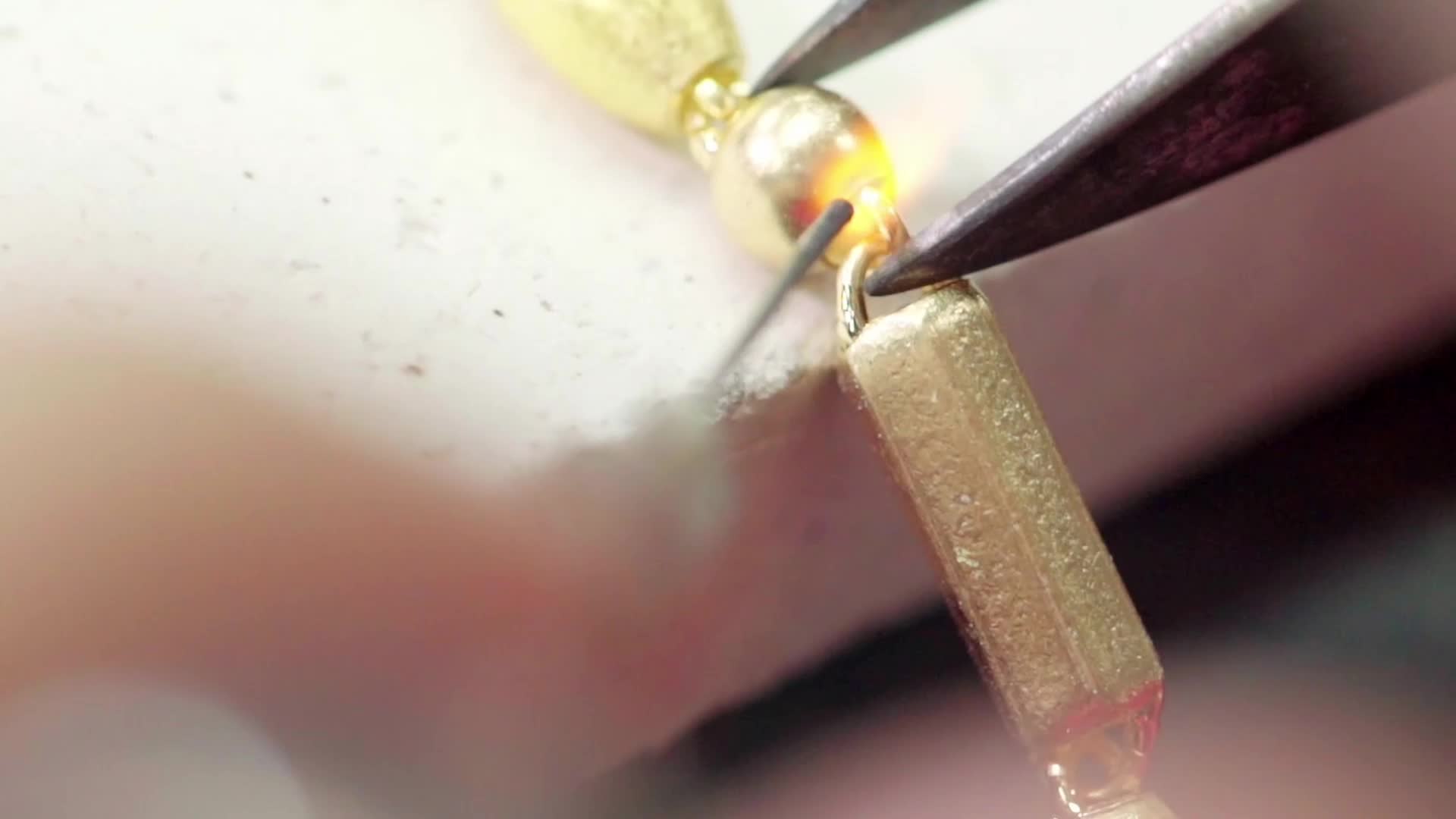 黄金珠宝工艺制作打磨流程视频的预览图