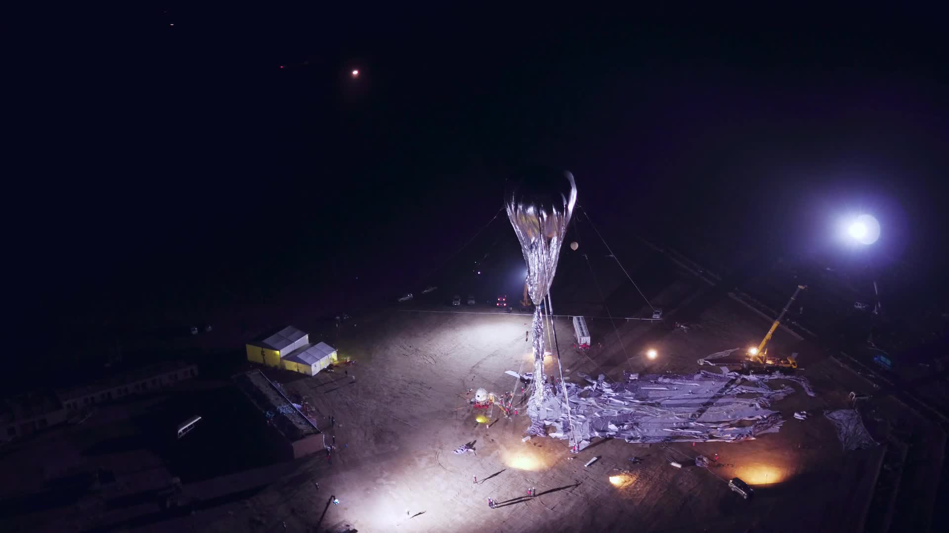高原荒野施工建设塔吊视频的预览图
