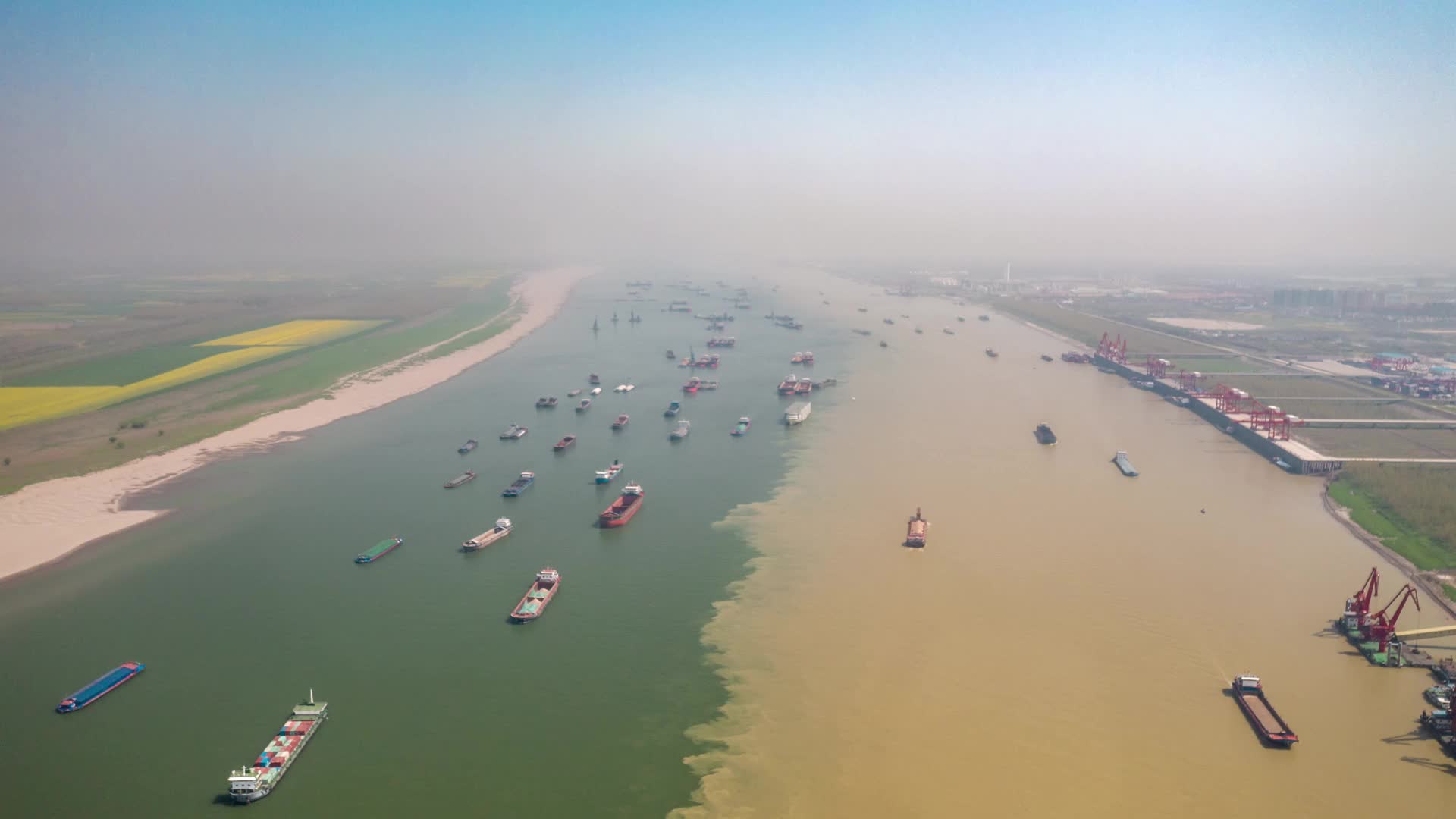 洞庭湖长江交汇口船运集装箱视频的预览图