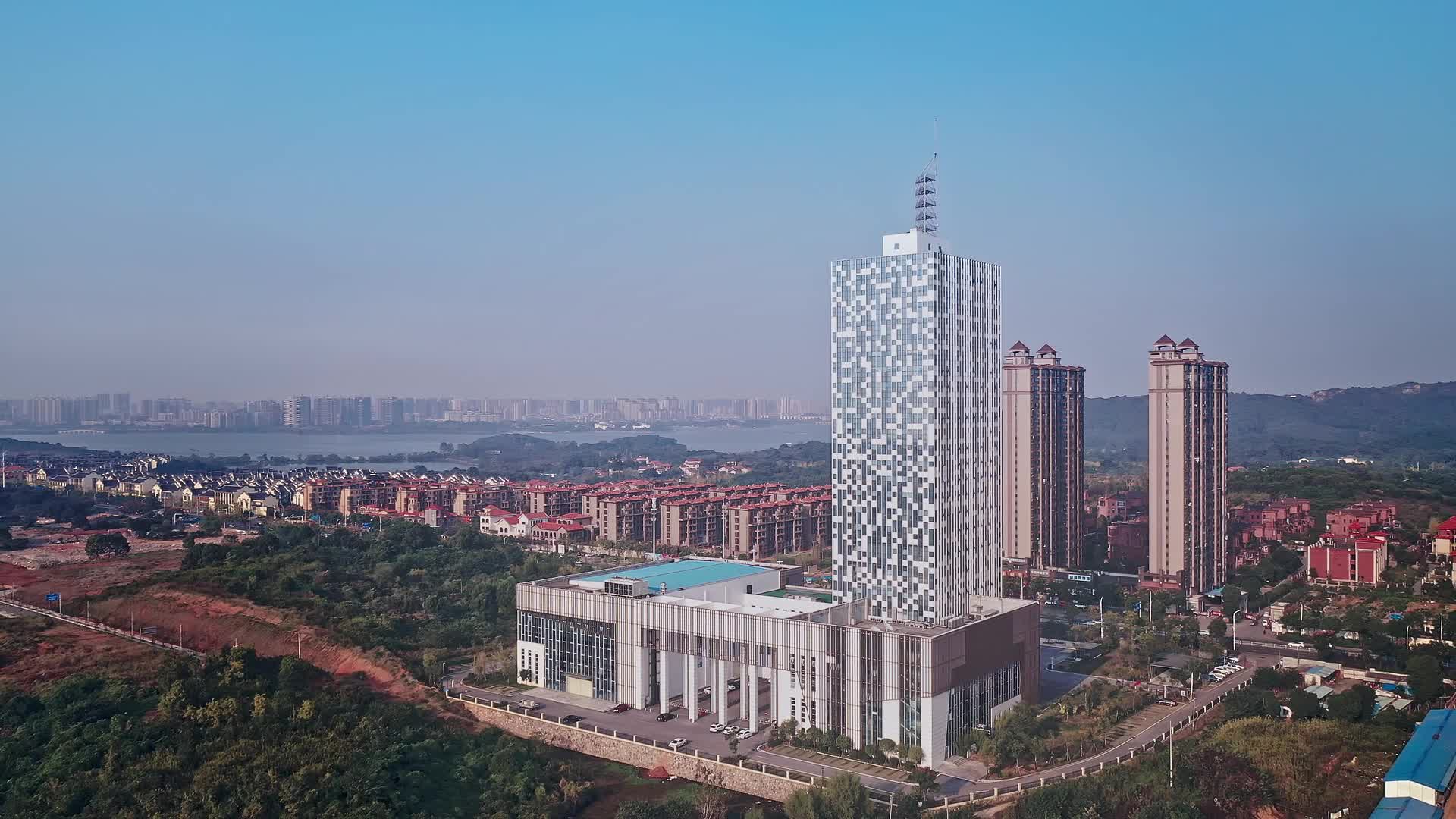 岳阳城市地标航拍马赛克广播电视集团大楼视频的预览图