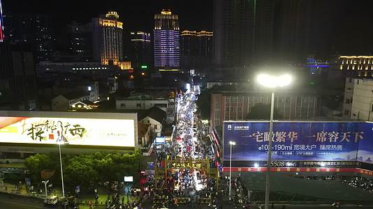 城市夜景街道人流量4K航拍视频视频的预览图