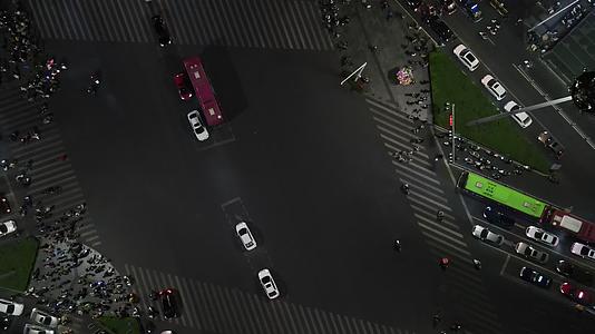 广西南宁民族大道夜景车流量航拍视频视频的预览图