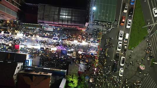 广西南宁中山路美食街夜景人流量航拍视频视频的预览图