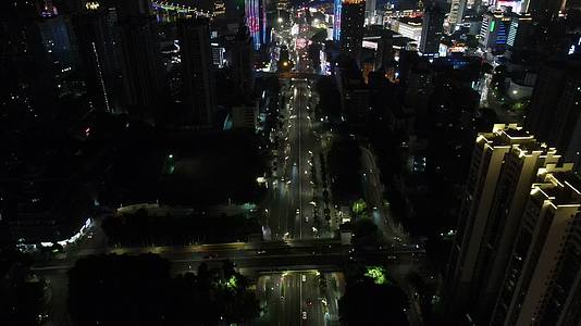 广西南宁民族大道夜景车流量航拍视频视频的预览图