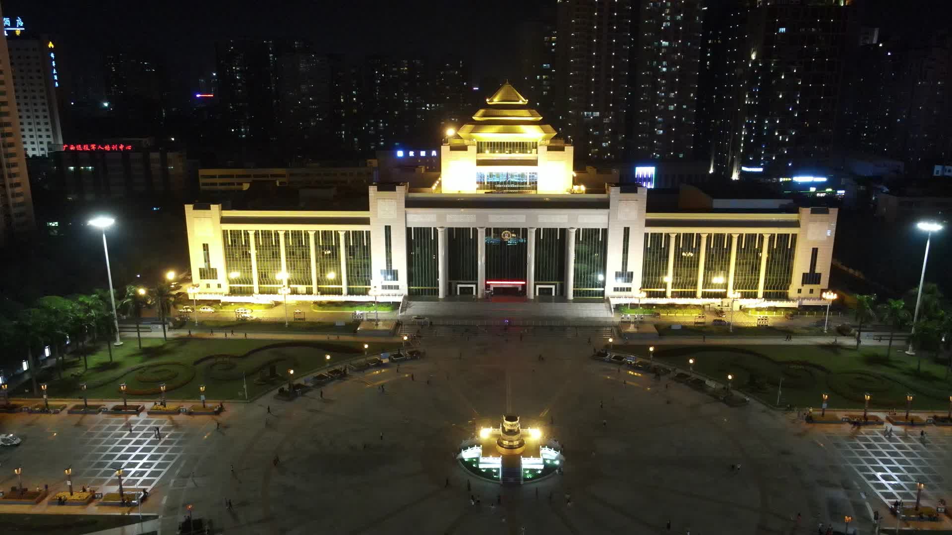 广西南宁人民大会夜景灯光堂航拍视频视频的预览图