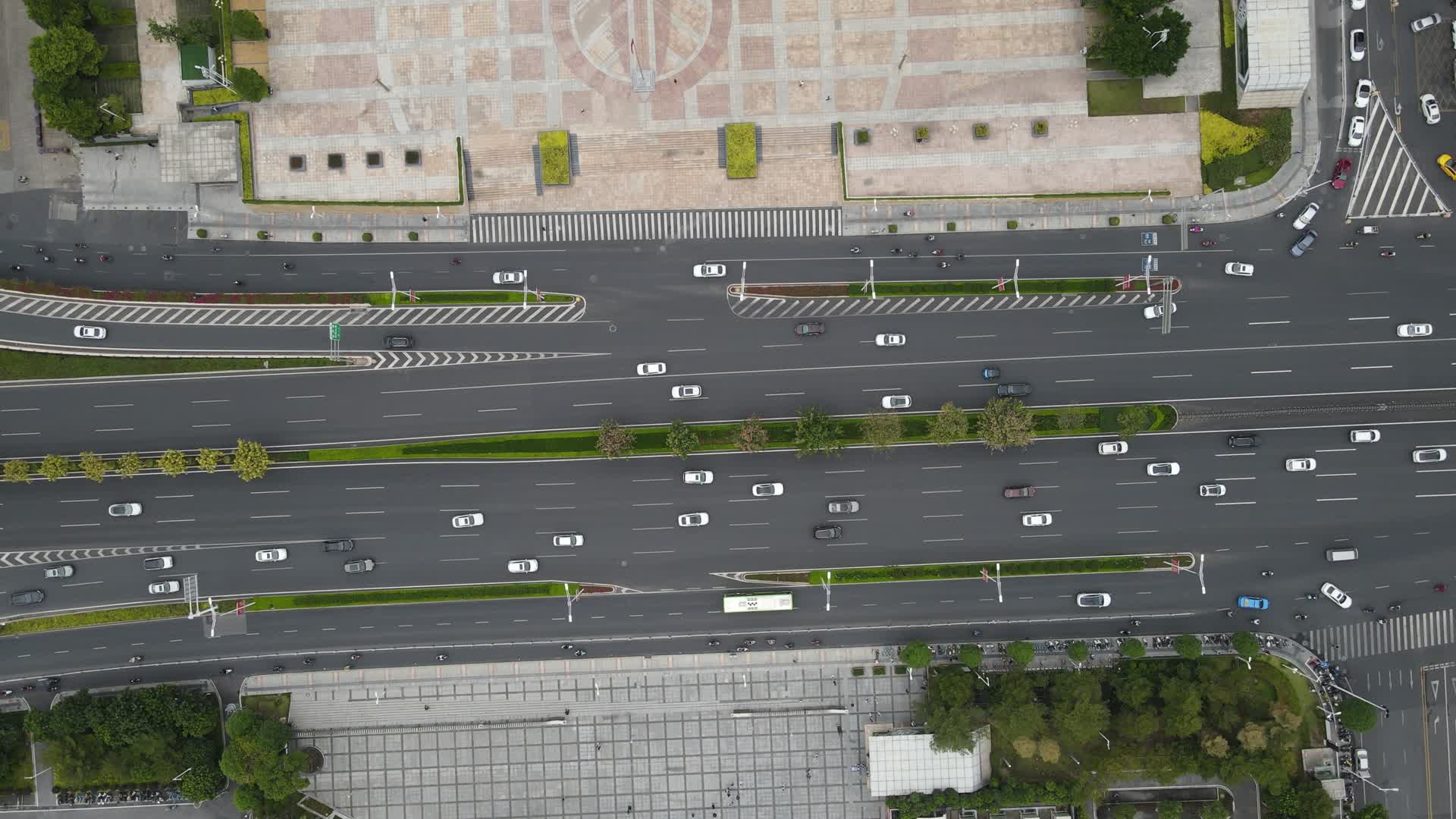 广西南宁民族大道交通航拍视频视频的预览图