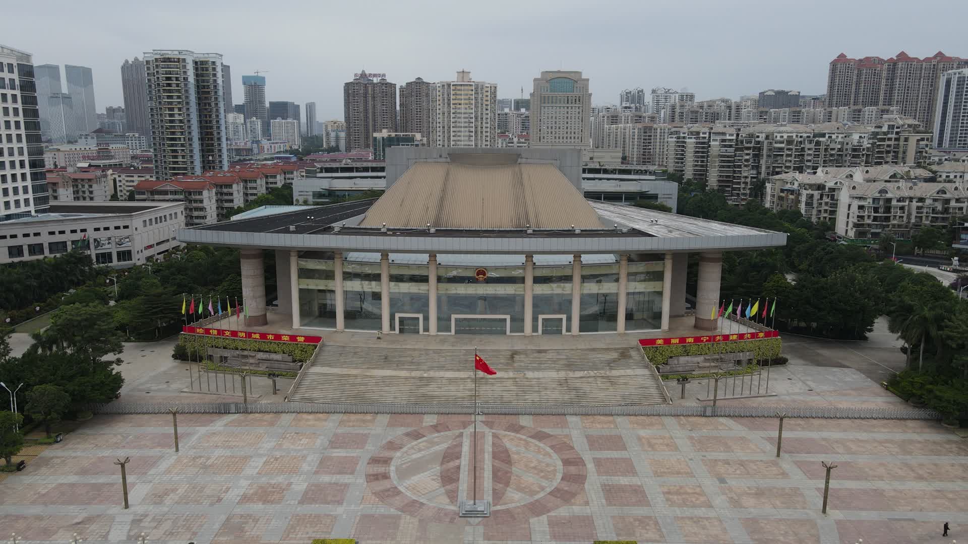 广西人民大会堂航拍视频视频的预览图