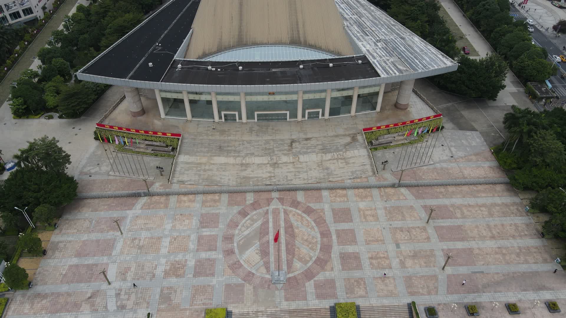 广西南宁人民大会堂航拍视频视频的预览图
