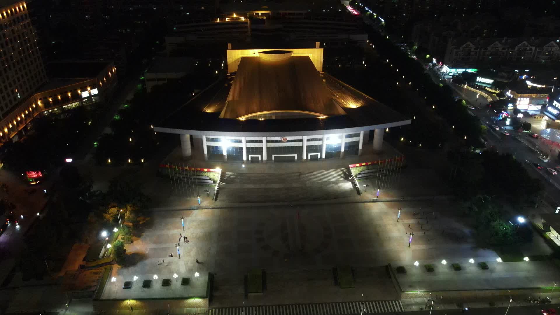 广西南宁人民大会堂夜景灯光航拍视频视频的预览图