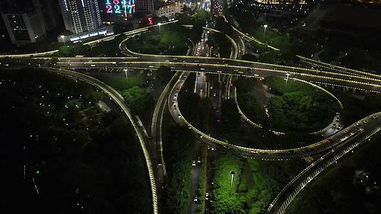 航拍城市交通高架桥夜景拥堵的交通视频的预览图