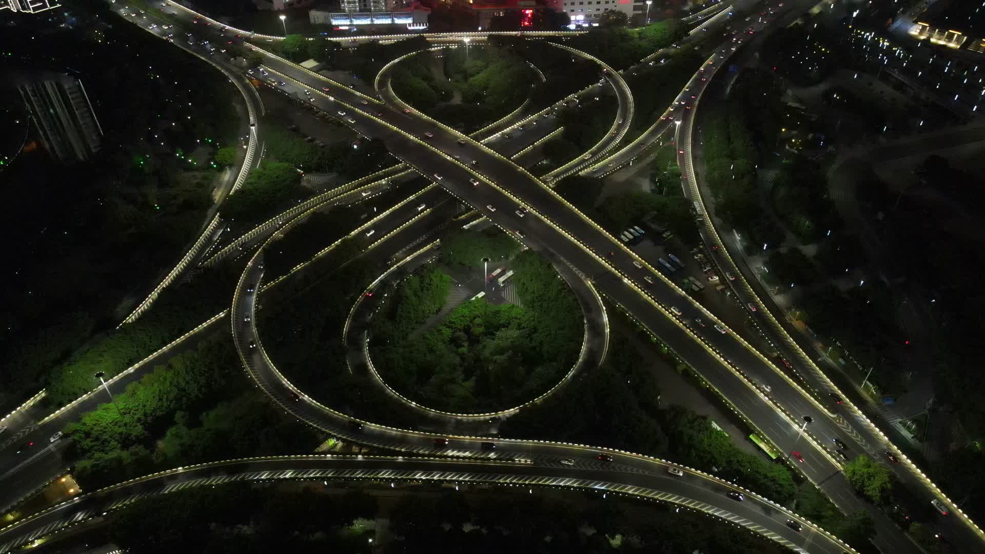 航拍城市交通高架桥夜景拥堵的交通视频的预览图