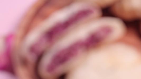 甜点鲜花饼玫瑰饼视频的预览图