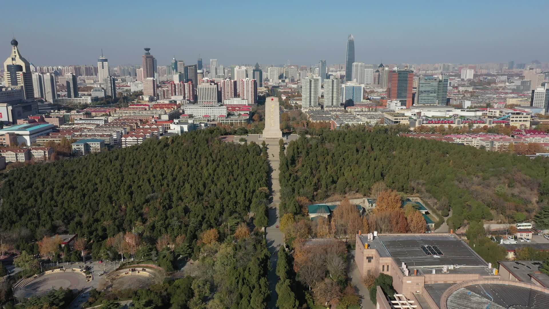 航拍济南市英雄山纪念碑视频的预览图
