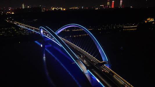 航拍广西南宁大桥夜景灯光视频的预览图