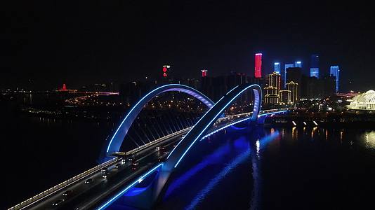 航拍广西南宁大桥夜景灯光视频的预览图