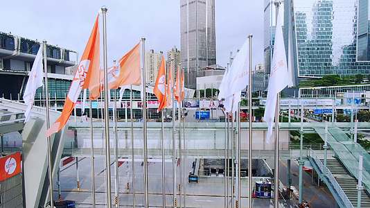 深圳会展中心城市门口旗帜实拍视频视频的预览图