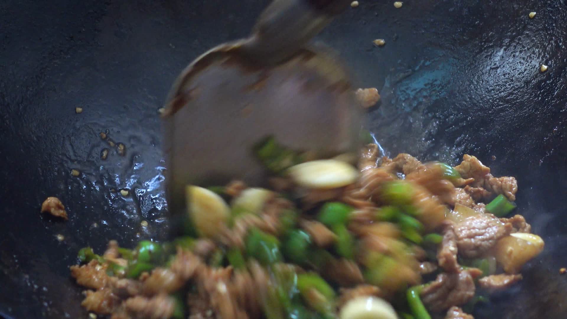 家常菜辣椒炒肉厨房烹饪视频的预览图