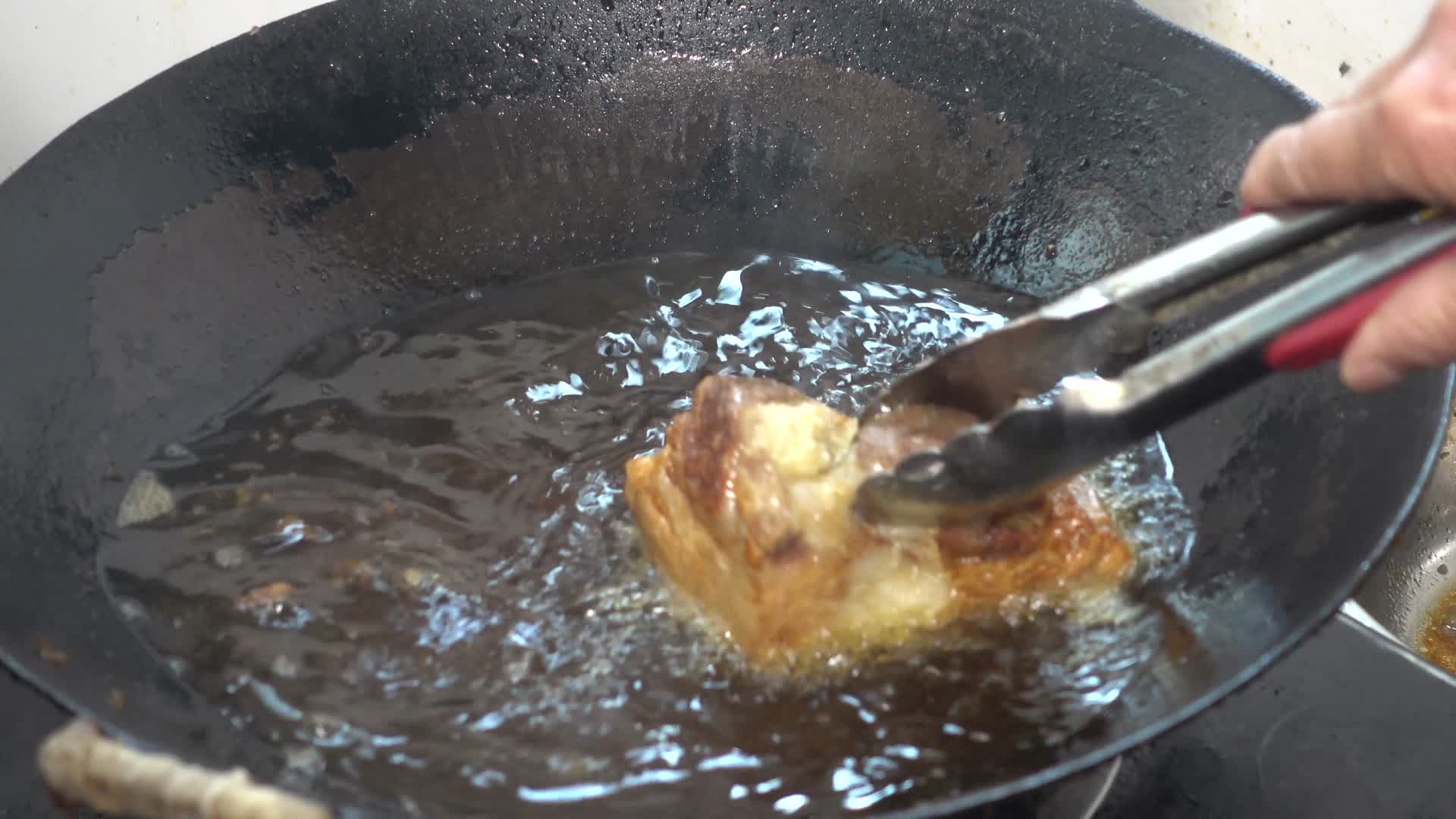 虎皮扣肉地方特产美食制作油炸红烧肉视频的预览图