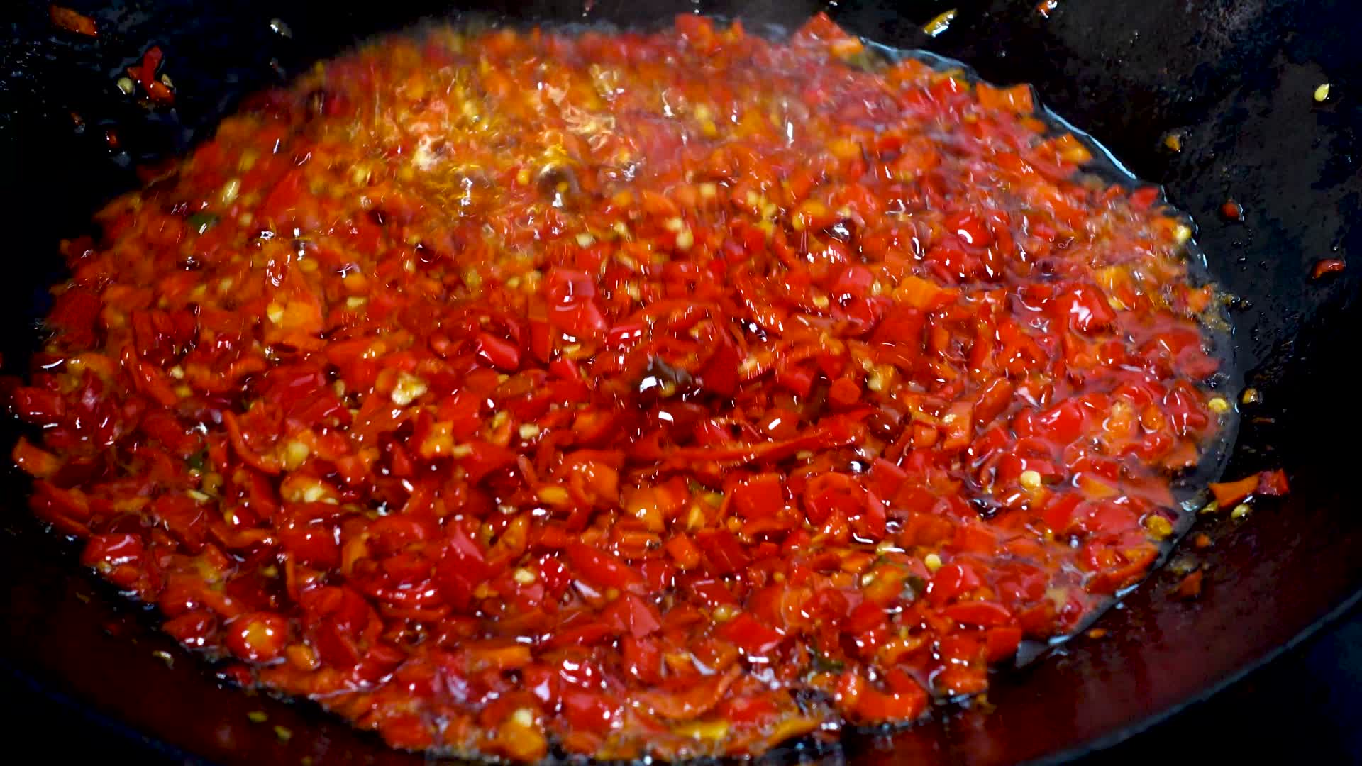 锅里熬制美味辣椒酱4k美食制作视频的预览图