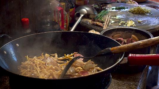厨房烹饪炒菜干笋炒腊肉视频的预览图