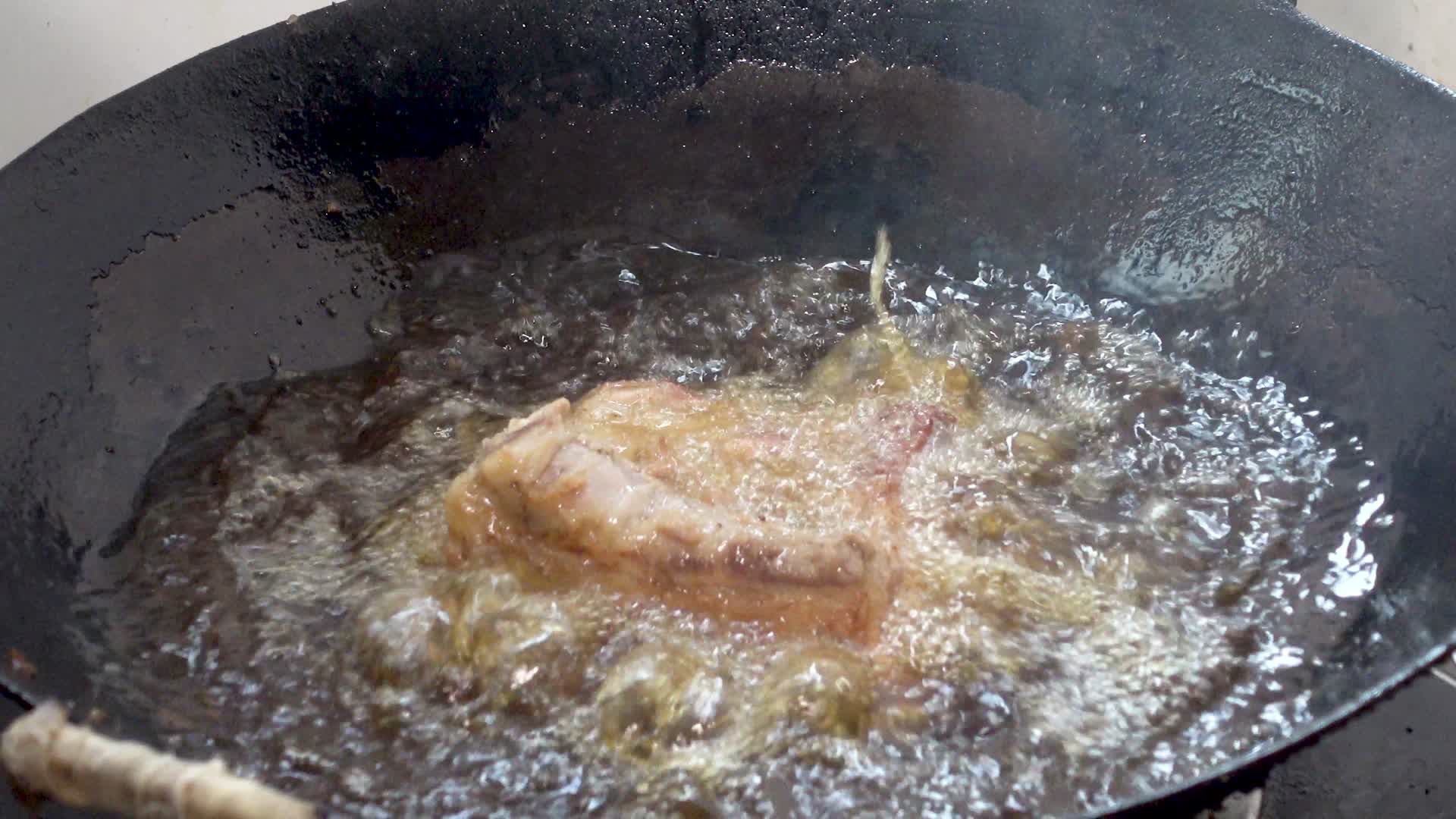 虎皮扣肉地方特产美食制作油炸红烧肉视频的预览图