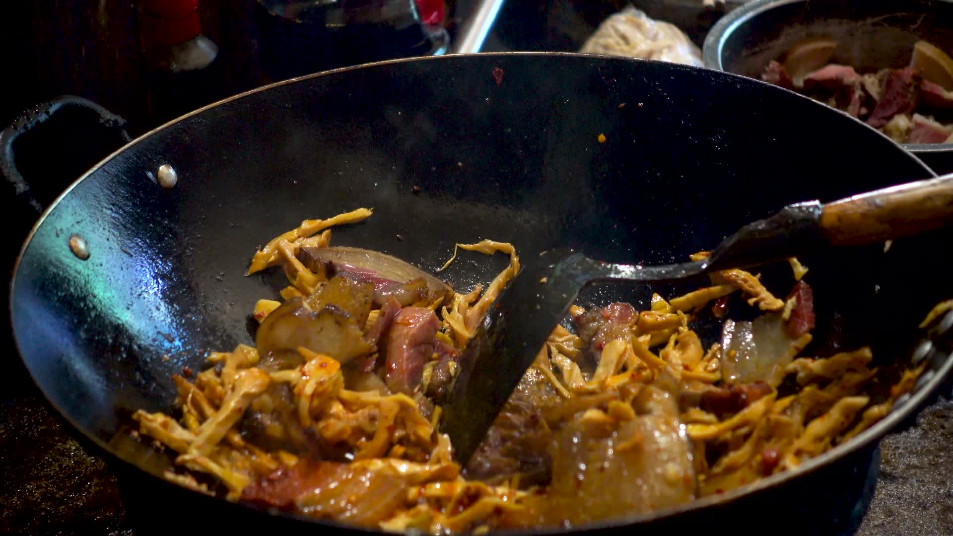 厨房烹饪炒菜干笋炒腊肉视频的预览图