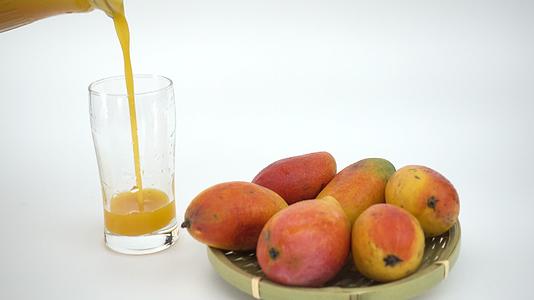 芒果和果汁水果美食视频的预览图