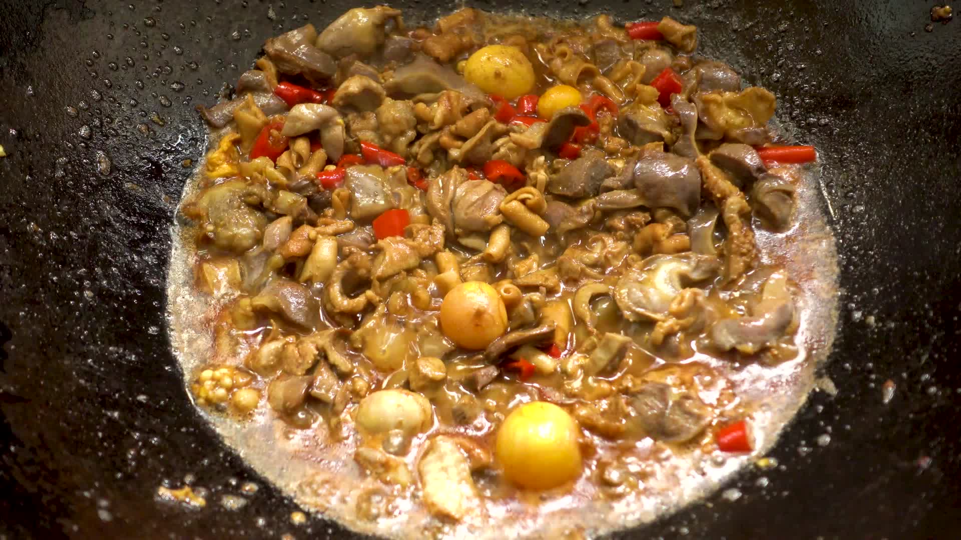 4k美食制作锅里炖煮鸡杂视频的预览图