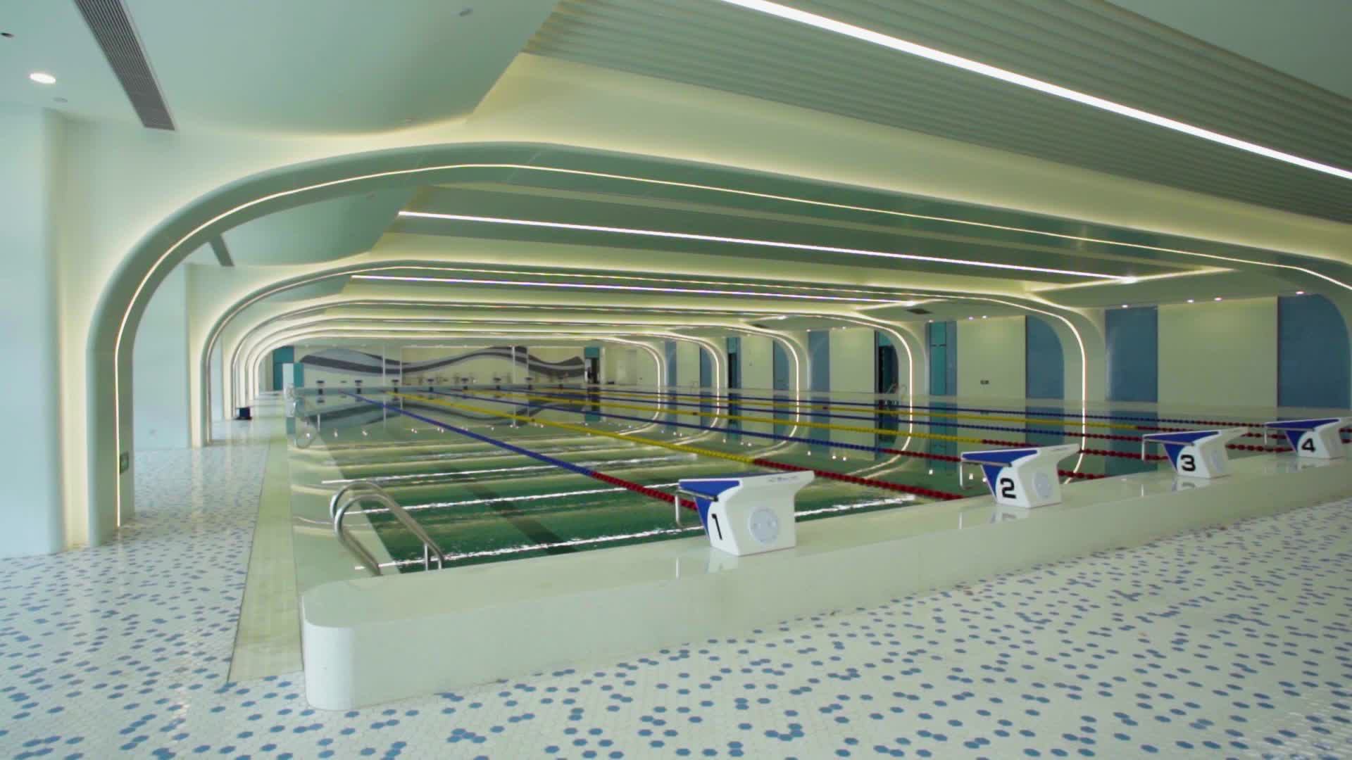 游泳馆泳池内部设施拍摄视频的预览图