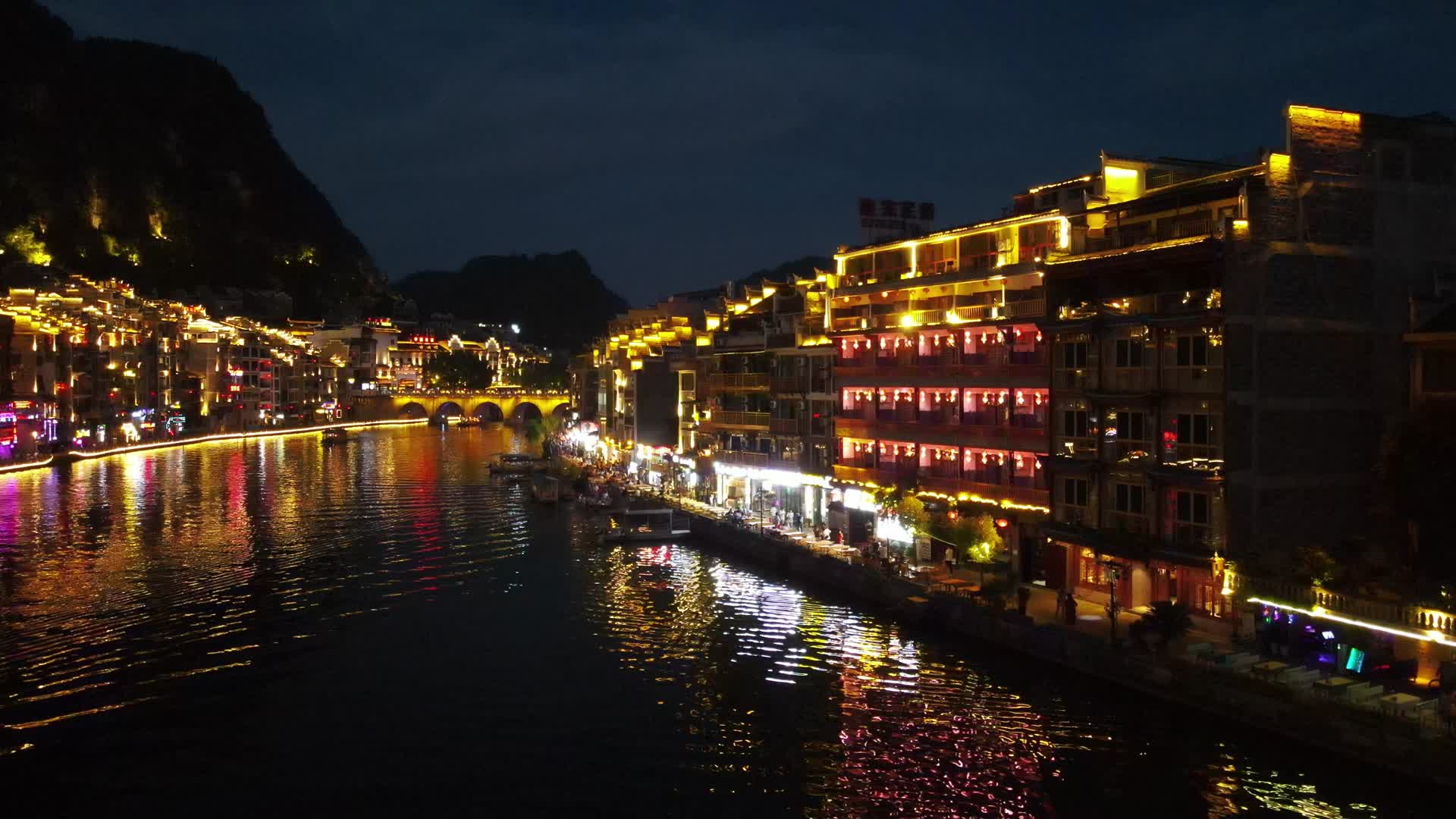航拍贵州镇远古镇5A旅游景点夜景灯光视频的预览图