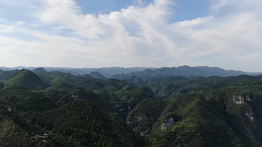航拍群山相连哈斯特地貌风景蓝天白云视频的预览图