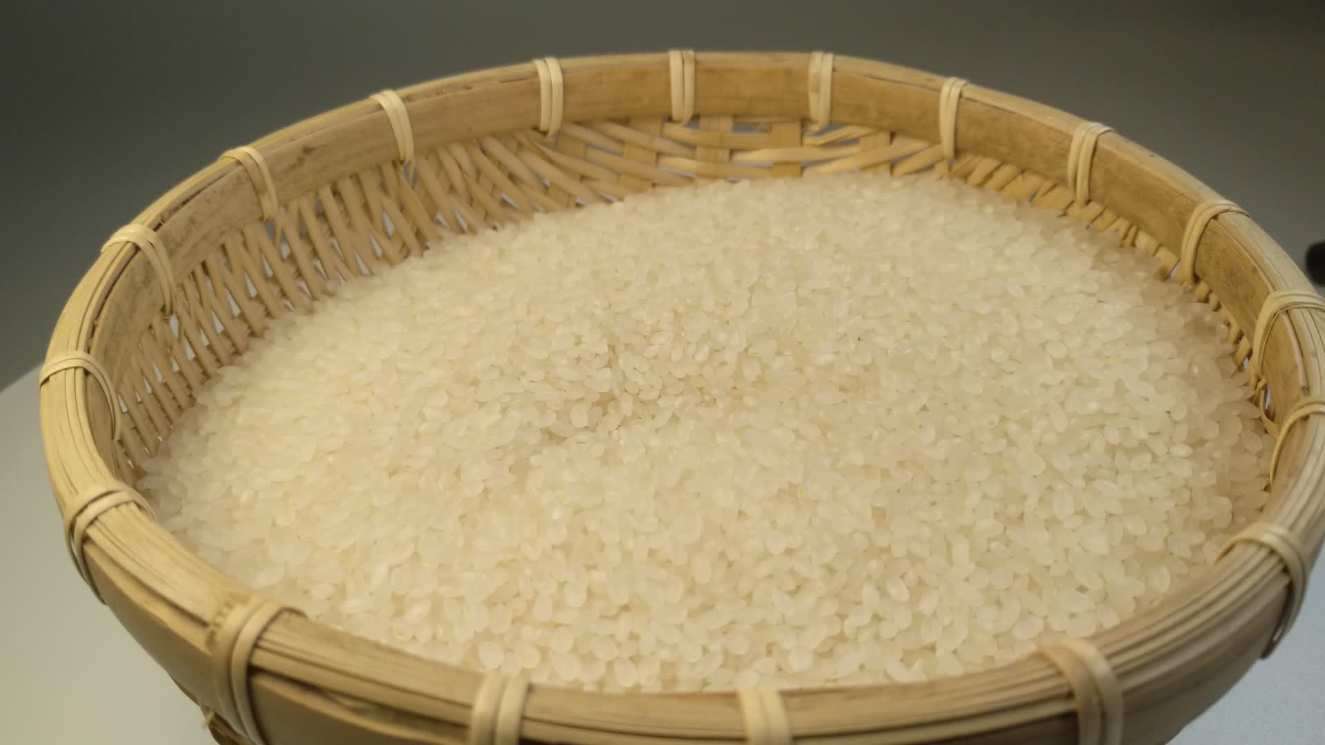 东北珍珠大米五谷杂粮优质米视频的预览图