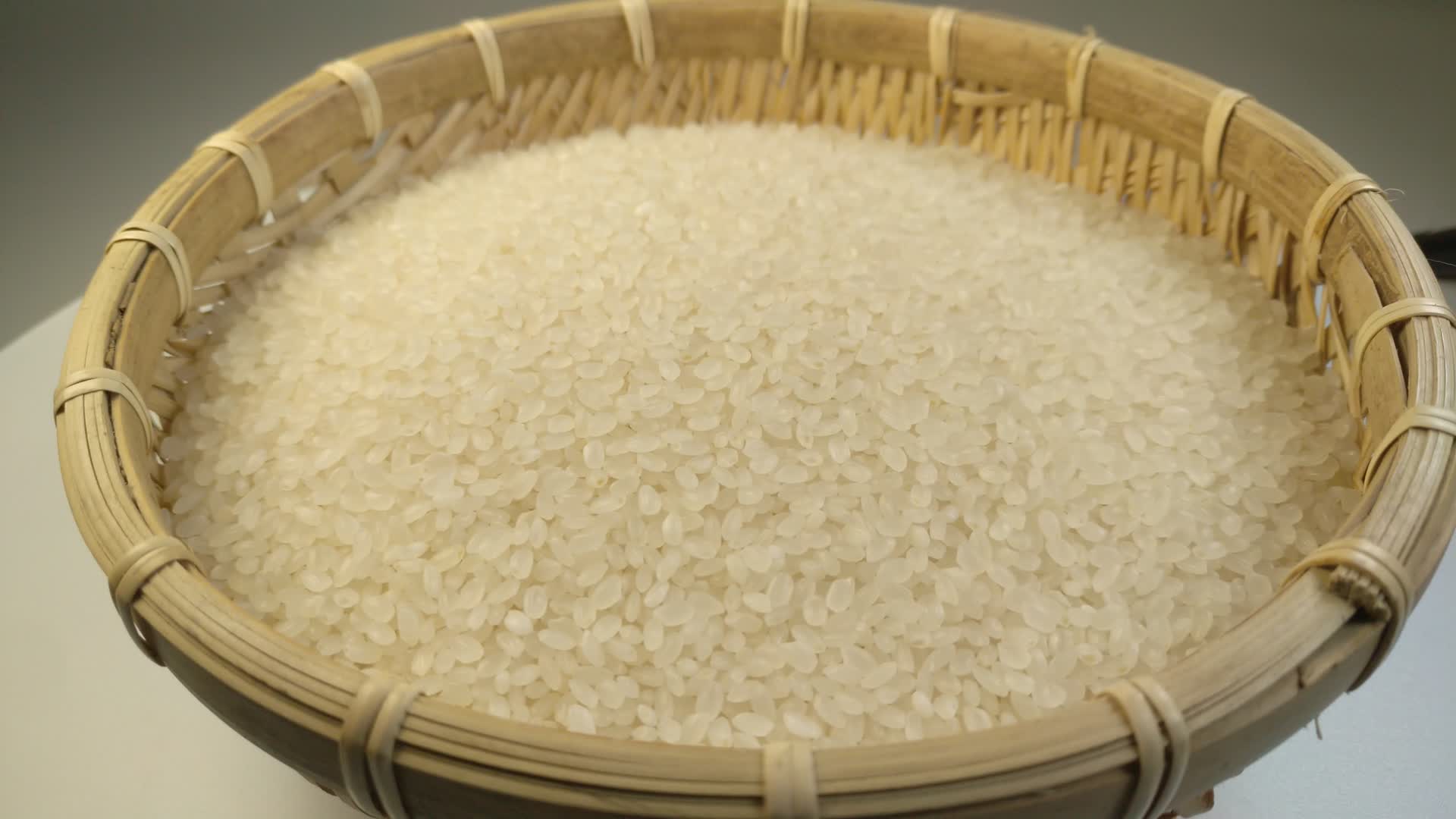 东北珍珠大米五谷杂粮优质米视频的预览图