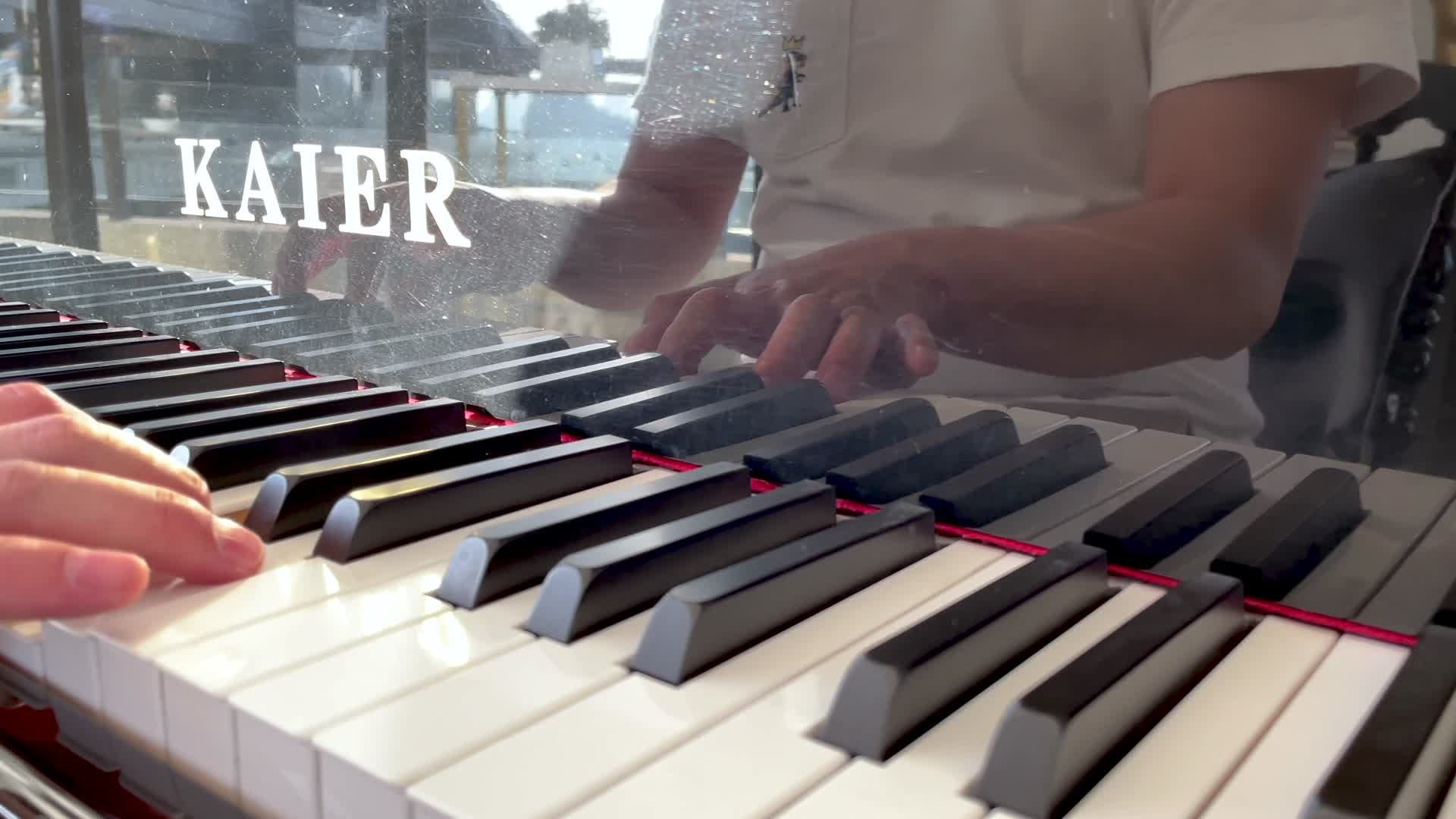 弹奏钢琴的男生手部特写视频的预览图