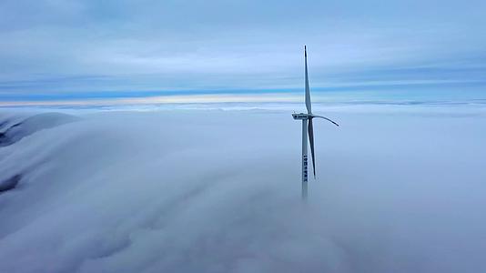 云雾高山上的风力发电风车实拍视频视频的预览图