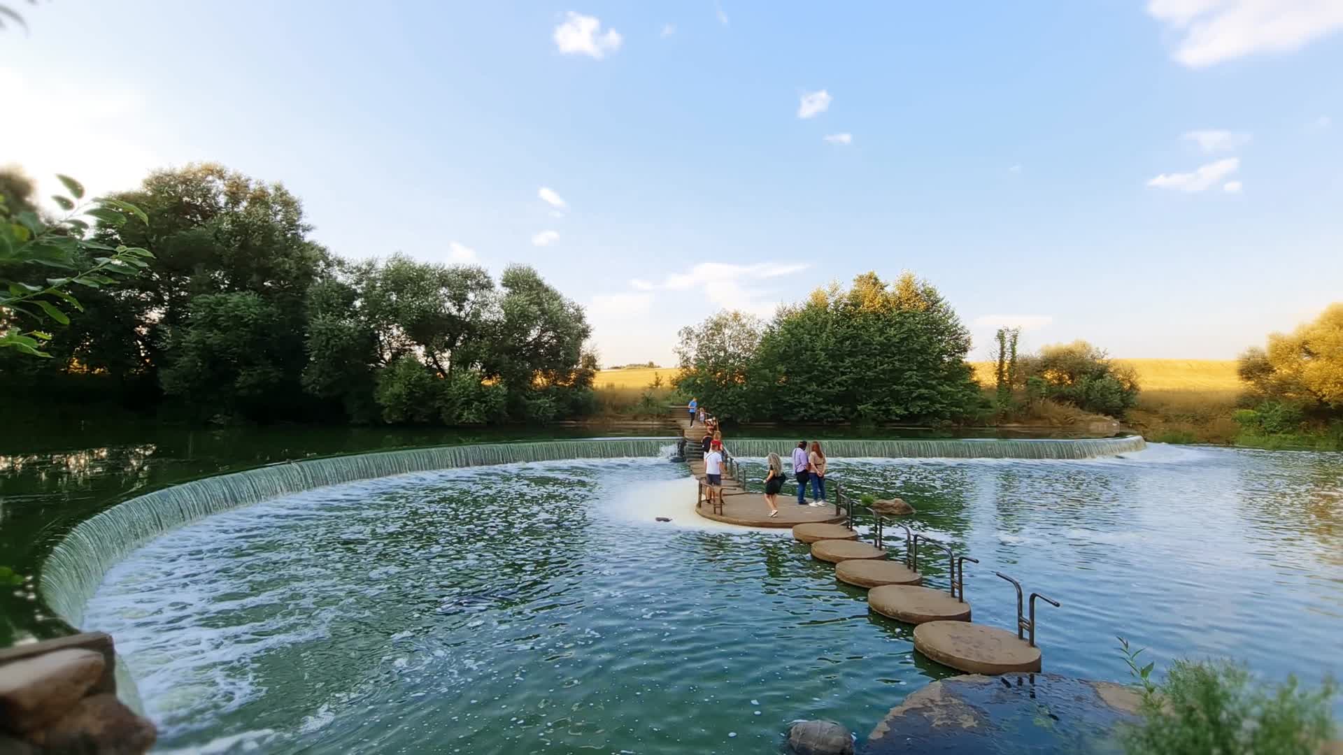 超广角户外小溪流瀑布水利工程视频的预览图