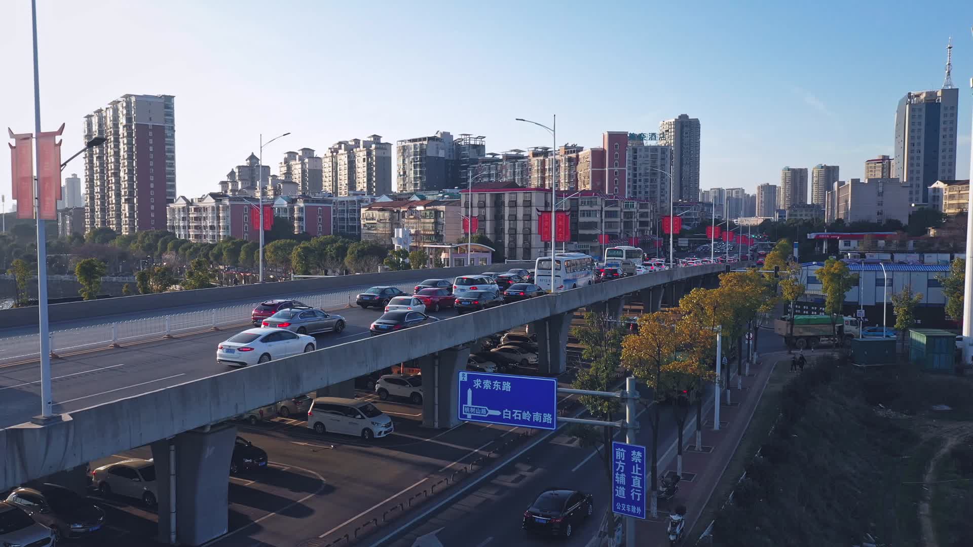岳阳城市航拍三眼桥车流视频的预览图