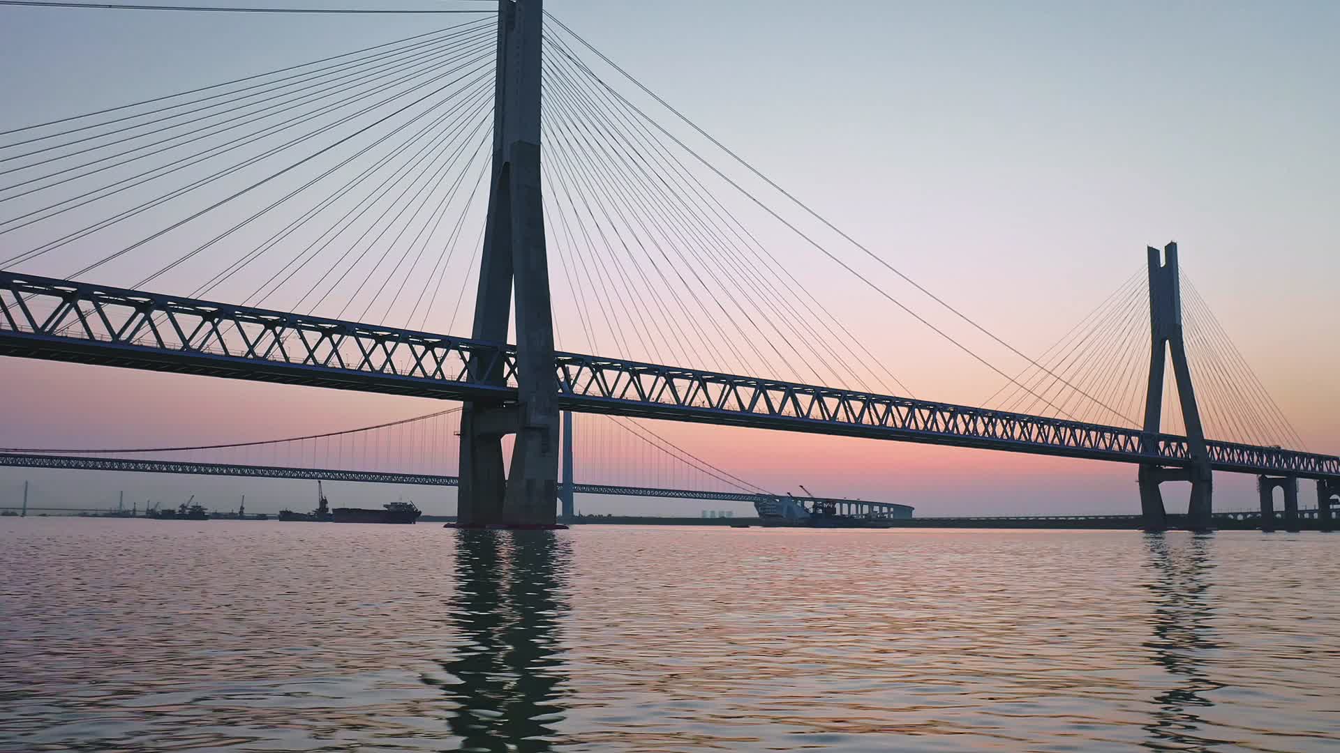 岳阳洞庭大桥夕阳下航视频视频的预览图