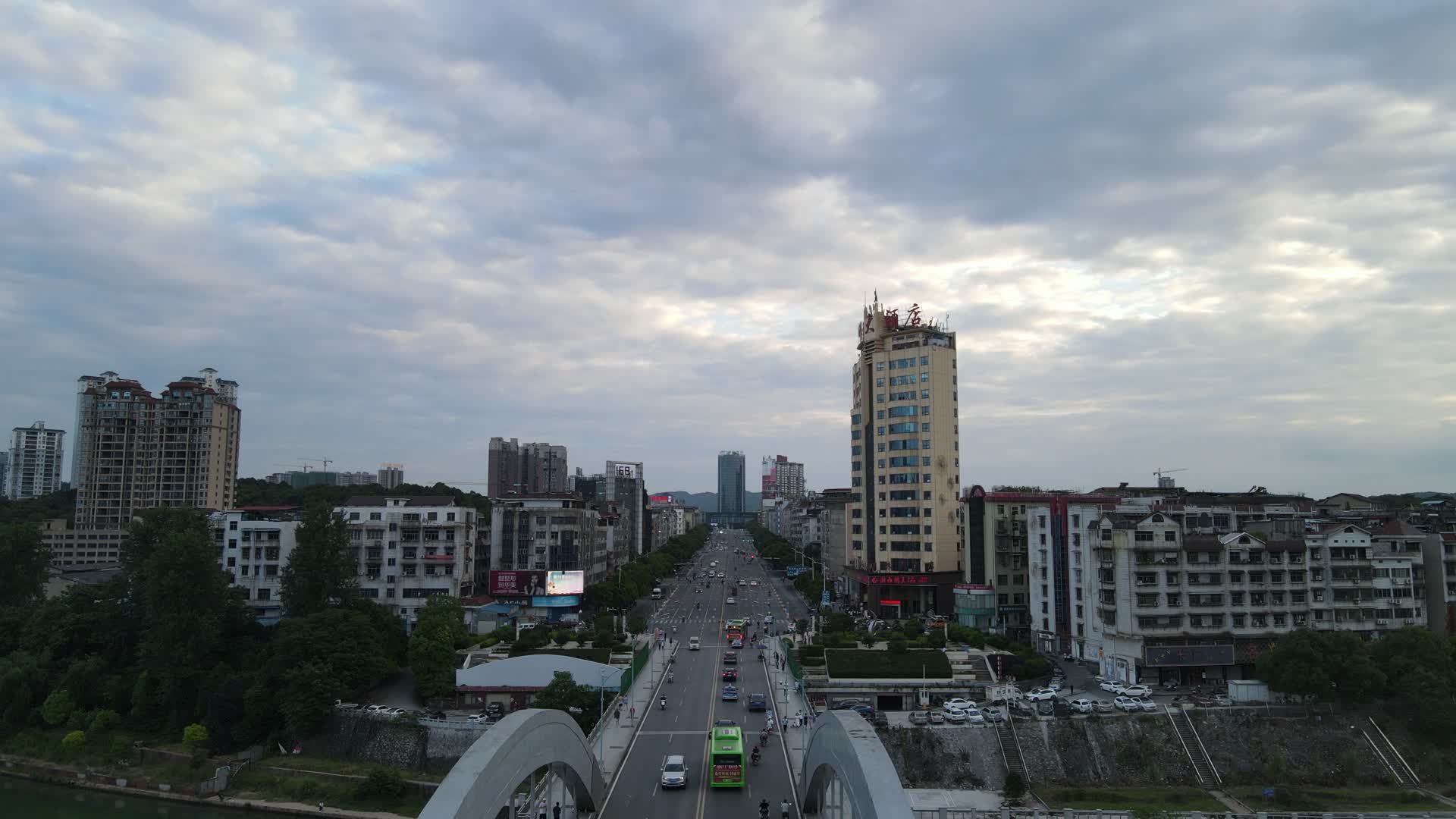 湖南怀化舞阳大道城市交通4K航拍视频视频的预览图