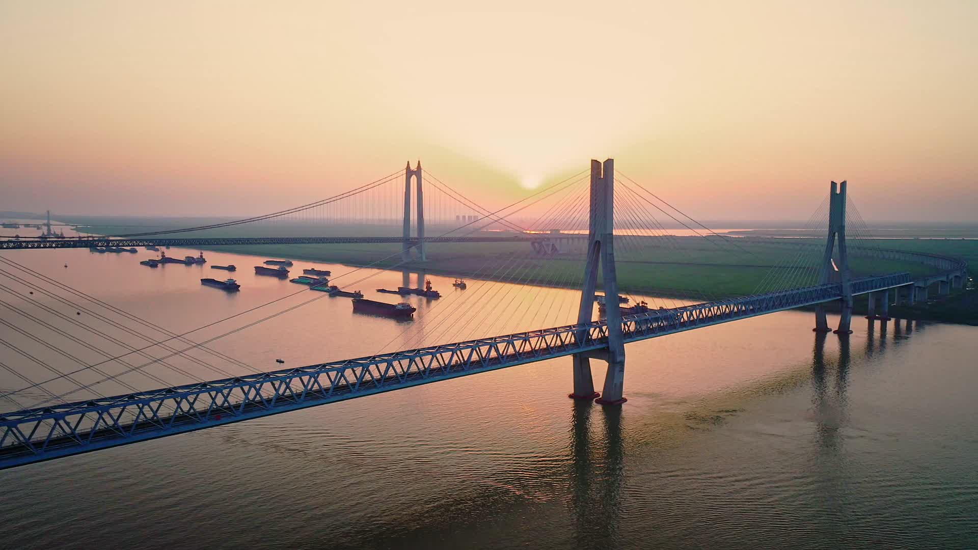 岳阳洞庭大桥夕阳下航拍视频视频的预览图