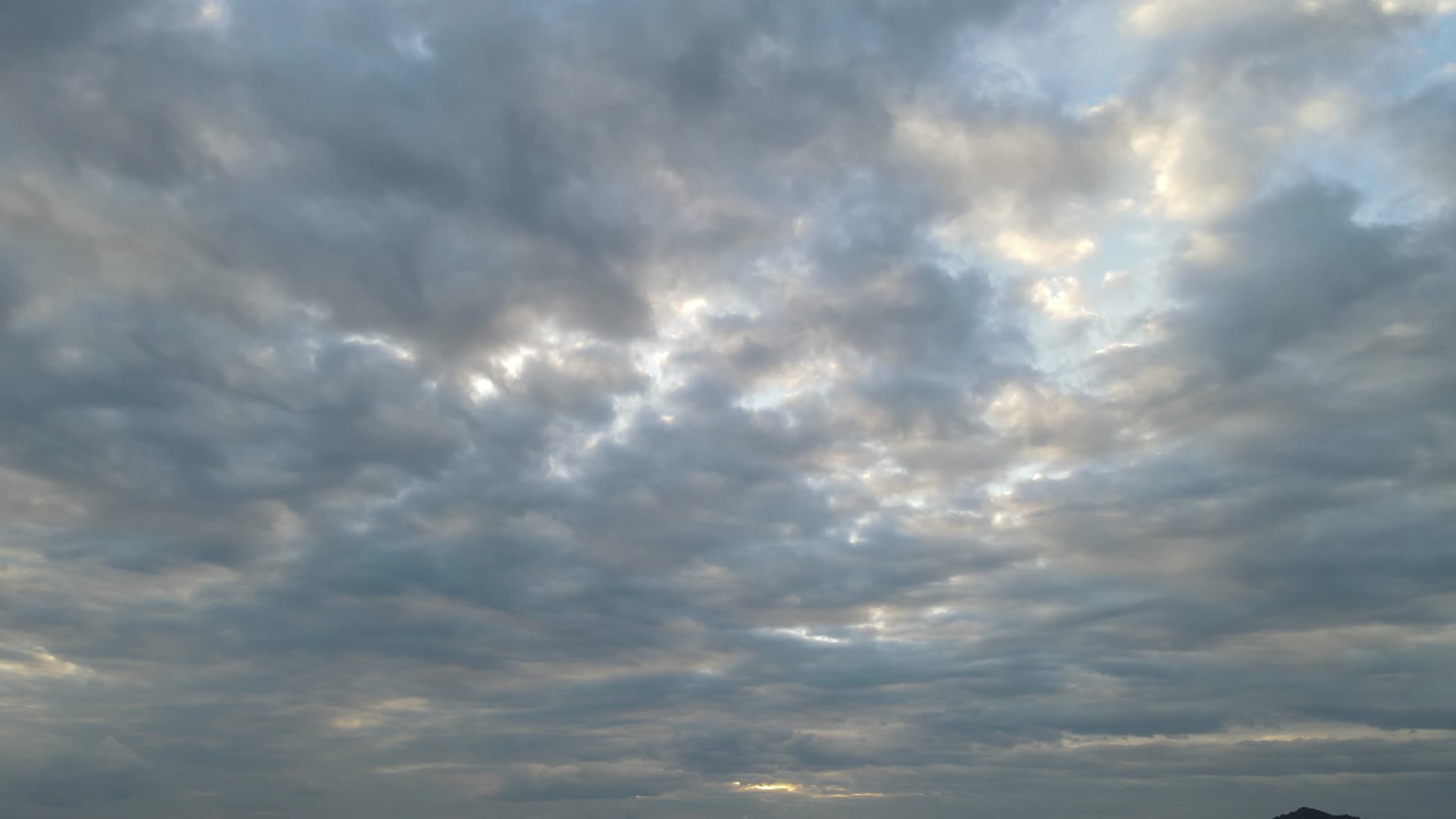 蓝天白云空镜航拍视频视频的预览图